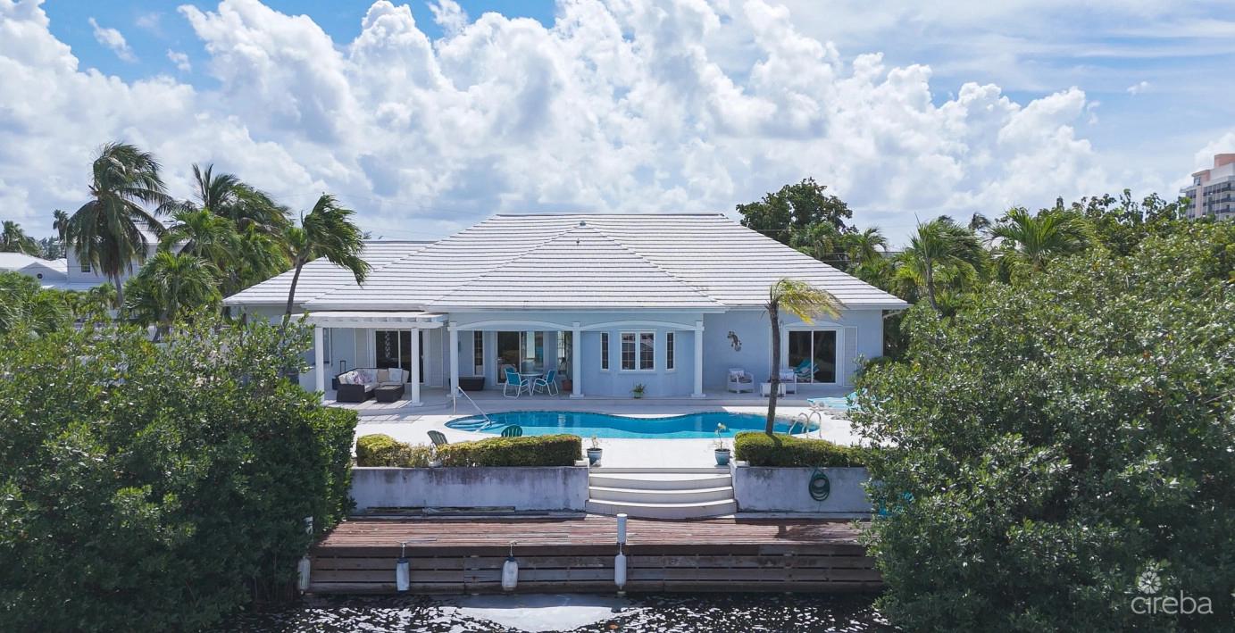 4 bedroom property for sale — Governors Harbour Canal Front Family Home in the Cayman Islands — photo 2