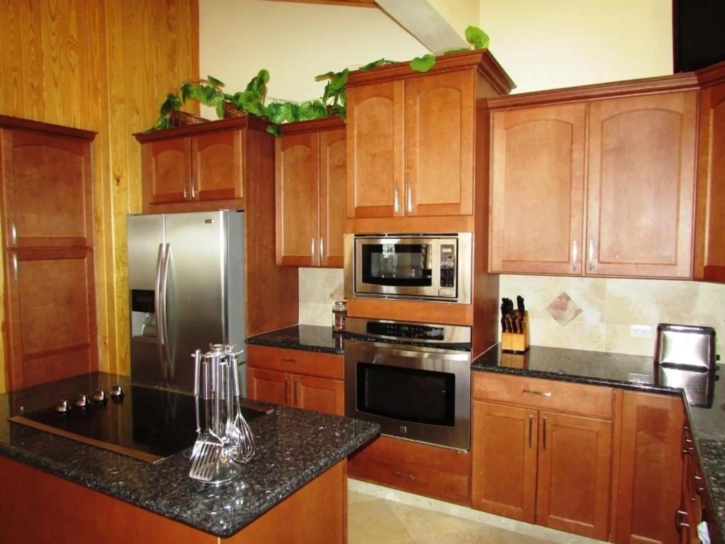 3 Beds 3 Baths Apartment in Great Northside Sub — photo 2