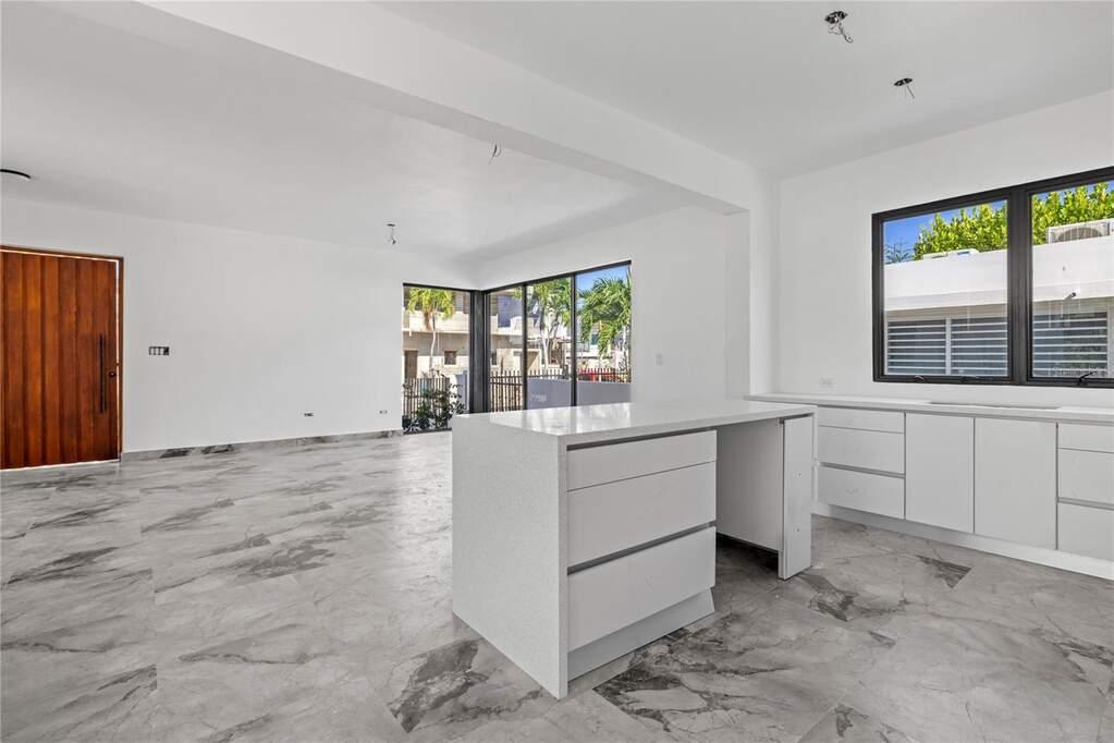 4 Bed 5 Bath Beachfront House in Ocean Park — photo 4