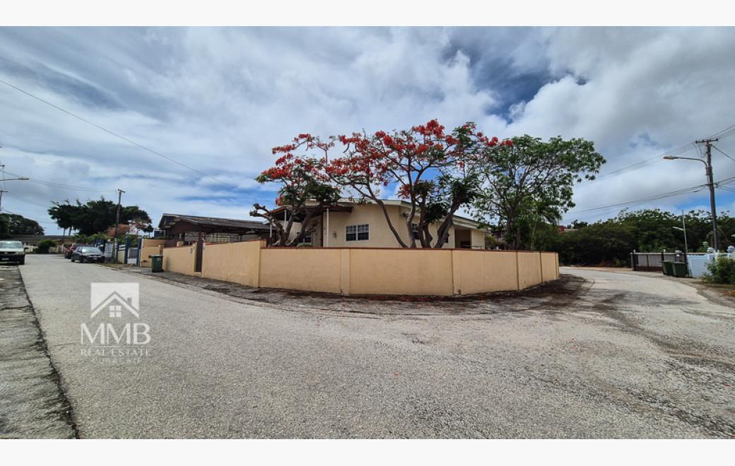 Spacious family home on a generous corner plot in a quiet residential area. — photo 1