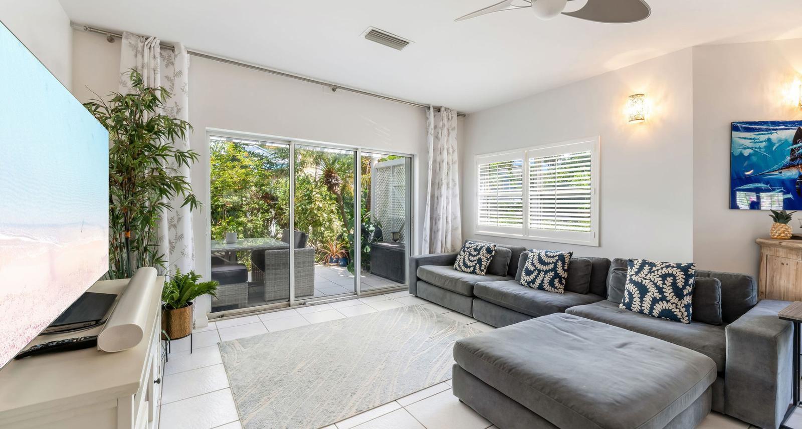 3 bedroom property for sale — 105 Coconut Bay Upgraded End-unit Townhouse In Oceanfront Community W Owner Financing Available in the Cayman Islands — photo 3