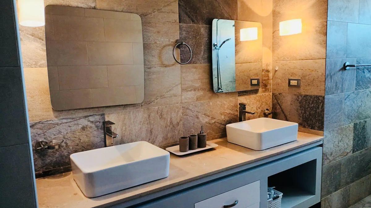 Spacious Top-Floor 2-Bedroom Apartment | Fully Furnished and Airbnb-Ready — photo 5