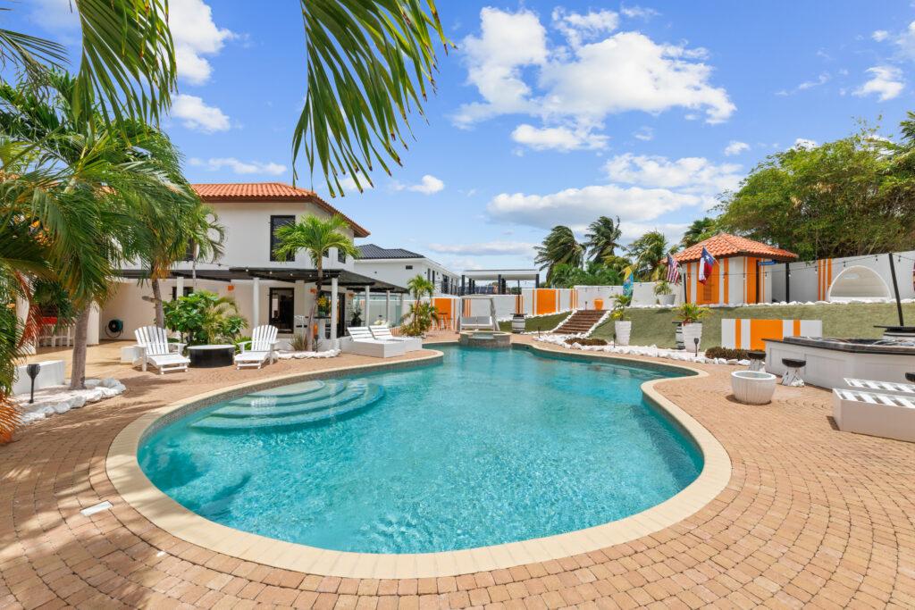 6 bedroom home for sale — photo 1