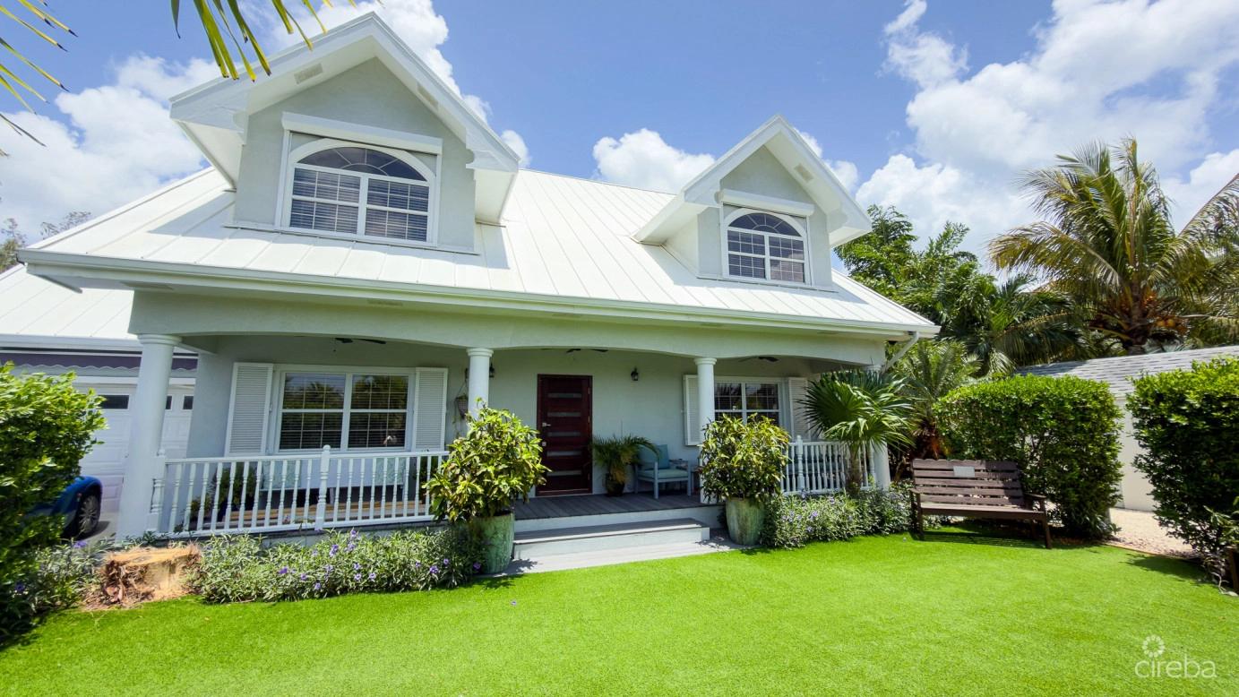 4 bedroom Canal Front Home in North Sound Estates, Cayman Islands — photo 1
