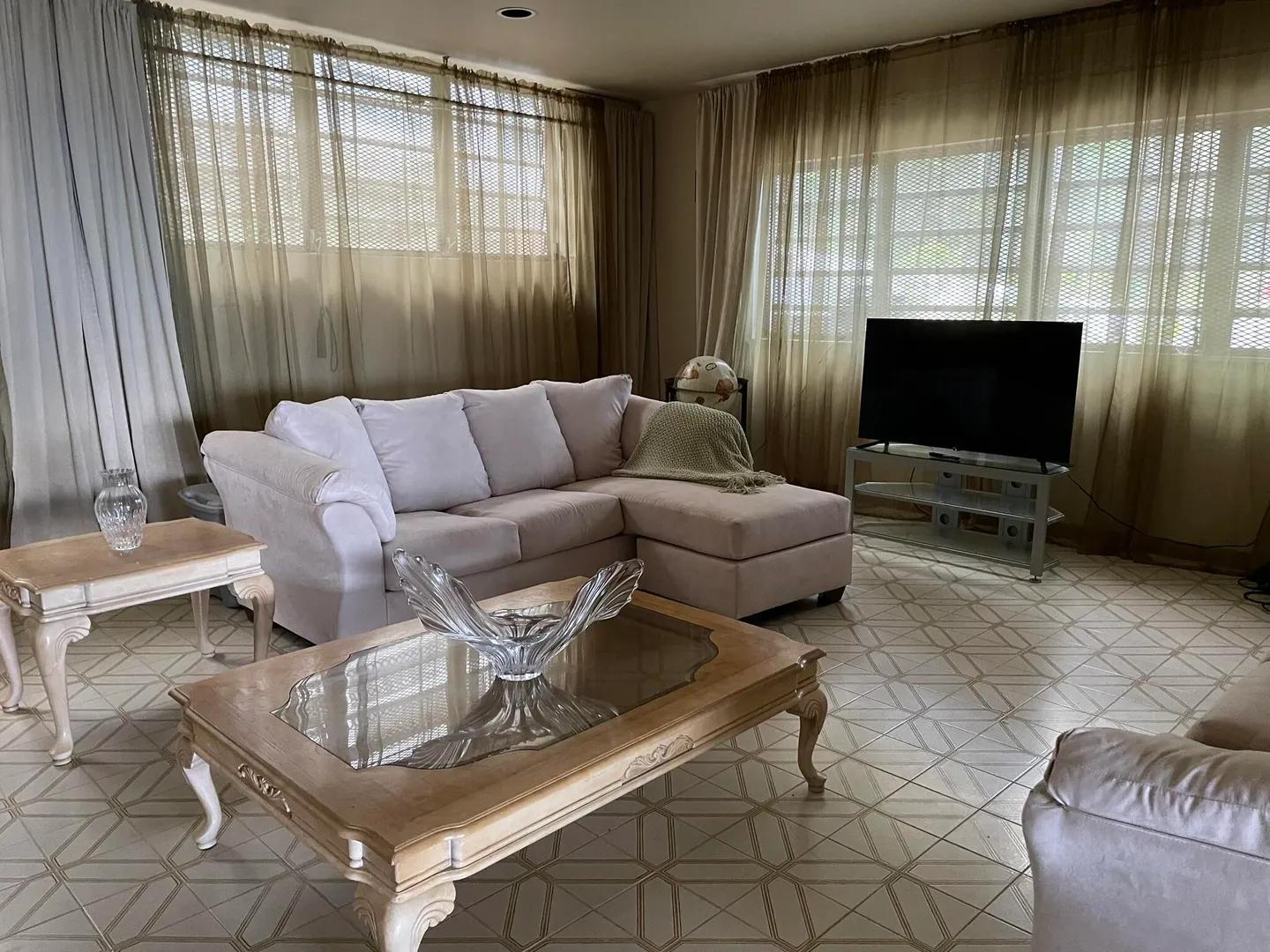 3 Beds 2 Baths 2,500 Sqft Property — photo 4