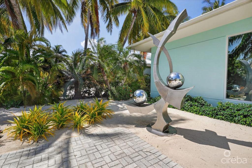 Spectacular 3-Bedroom Beachfront Estate in Exclusive Cayman Kai — photo 3