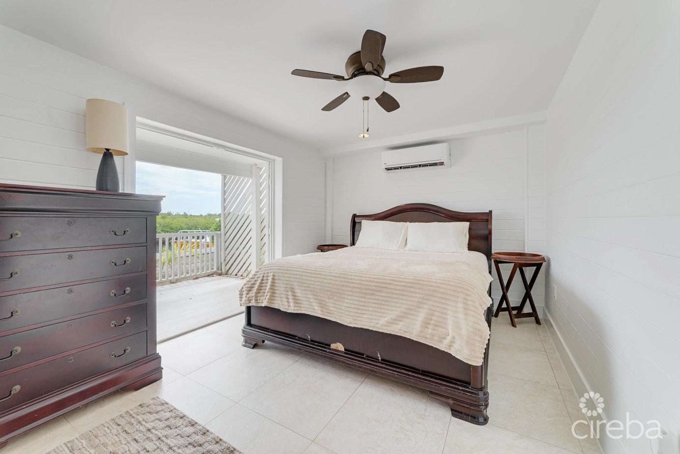 4 bedroom property for sale — Reduced! #1 Canal Home Uncle Bob Lane in the Cayman Islands — photo 2