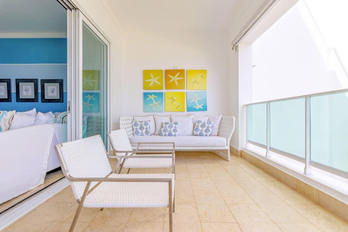 Pretty 3 Bedrooms Beach Front Condo — photo 1