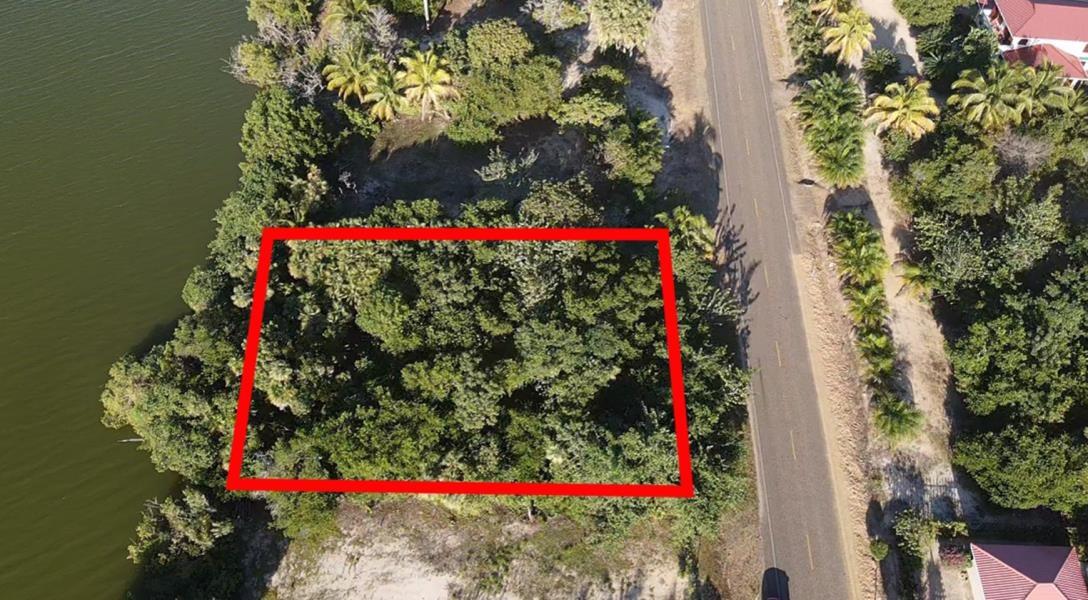 Lagoonfront Lot in The Plantation — photo 2