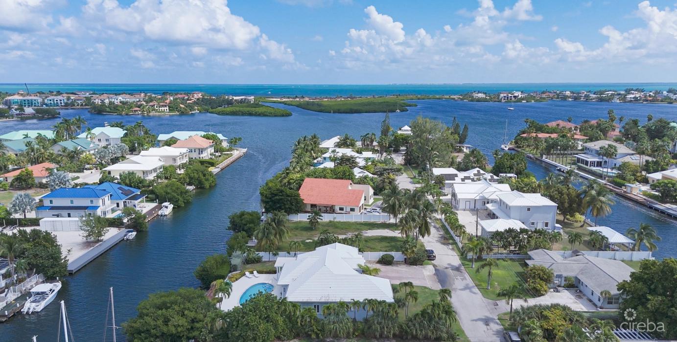 4 bedroom property for sale — Governors Harbour Canal Front Family Home in the Cayman Islands — photo 4