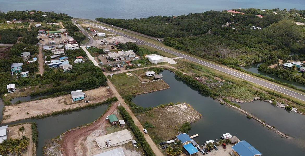 Boater’s Paradise: Prime 0.50 Acre Waterfront Lot in Placencia Harbor — photo 5