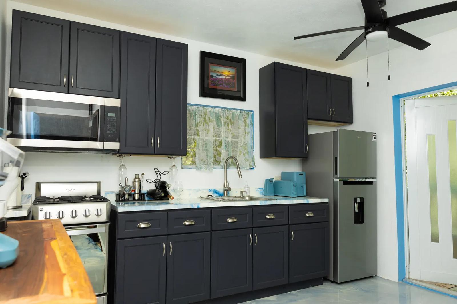 1 Bed 1 Bath Apartment in West End — photo 1