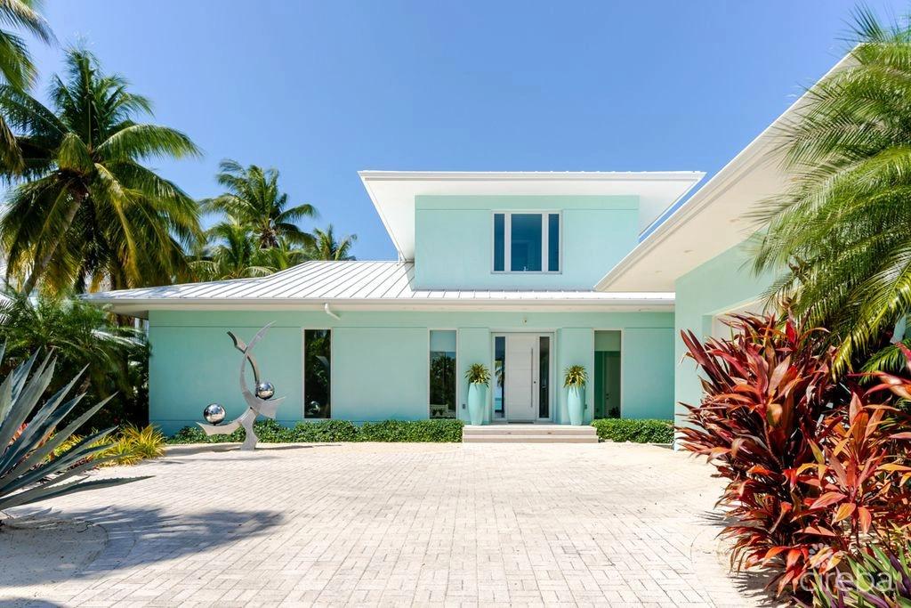 Spectacular 3-Bedroom Beachfront Estate in Exclusive Cayman Kai — photo 2