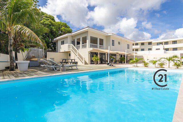 6 bedroom commercial for sale — Oost Jan Thiel Villa With Pool + 3 Turn-Key Apartments in Willemstad East, Curaçao — photo 1