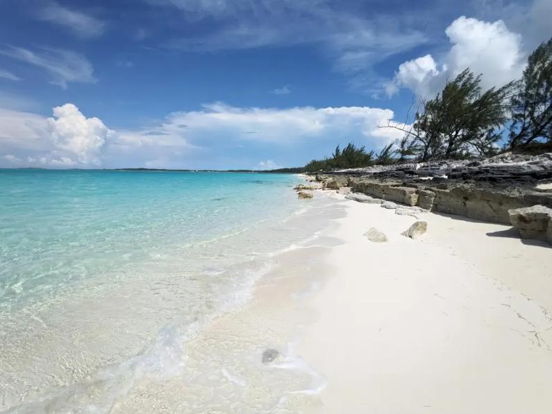 Tar Bay Bahamas 5.5 Acre Beachfront Opportunity — photo 1