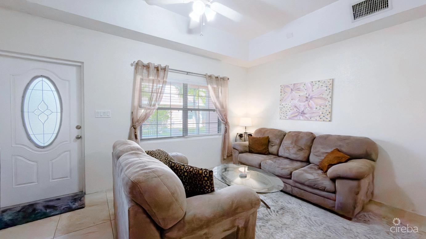 Crest Palms Townhouse in West Bay, Cayman Islands — photo 5