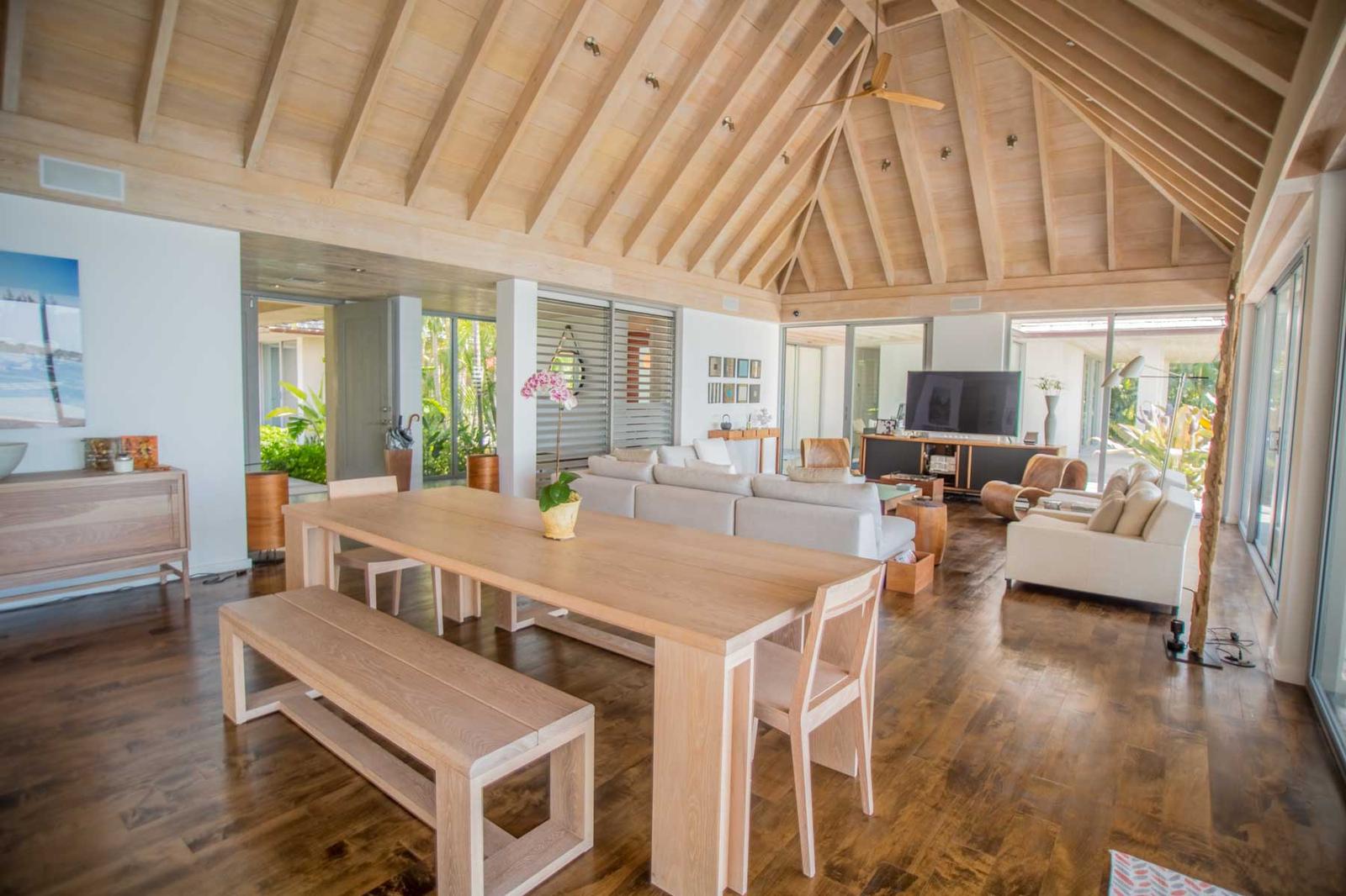 Private Waterfront Villa in famed Ocean Club Estates — photo 4