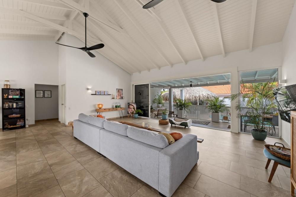 Luxury Family Home with Pool and Spacious Living Areas in Bottelier — photo 5