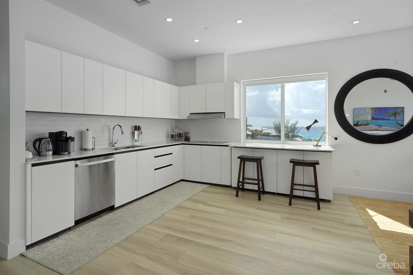 3 bedroom property for sale — Sunset Point - Signature Penthouse With Vendor Financing! in the Cayman Islands — photo 5