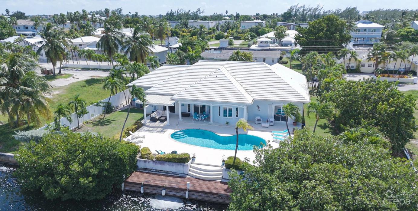 4 bedroom property for sale — Governors Harbour Canal Front Family Home in the Cayman Islands — photo 3