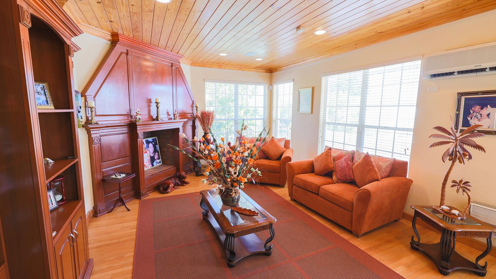 5BR Single Family Home South Hampton Close — photo 3