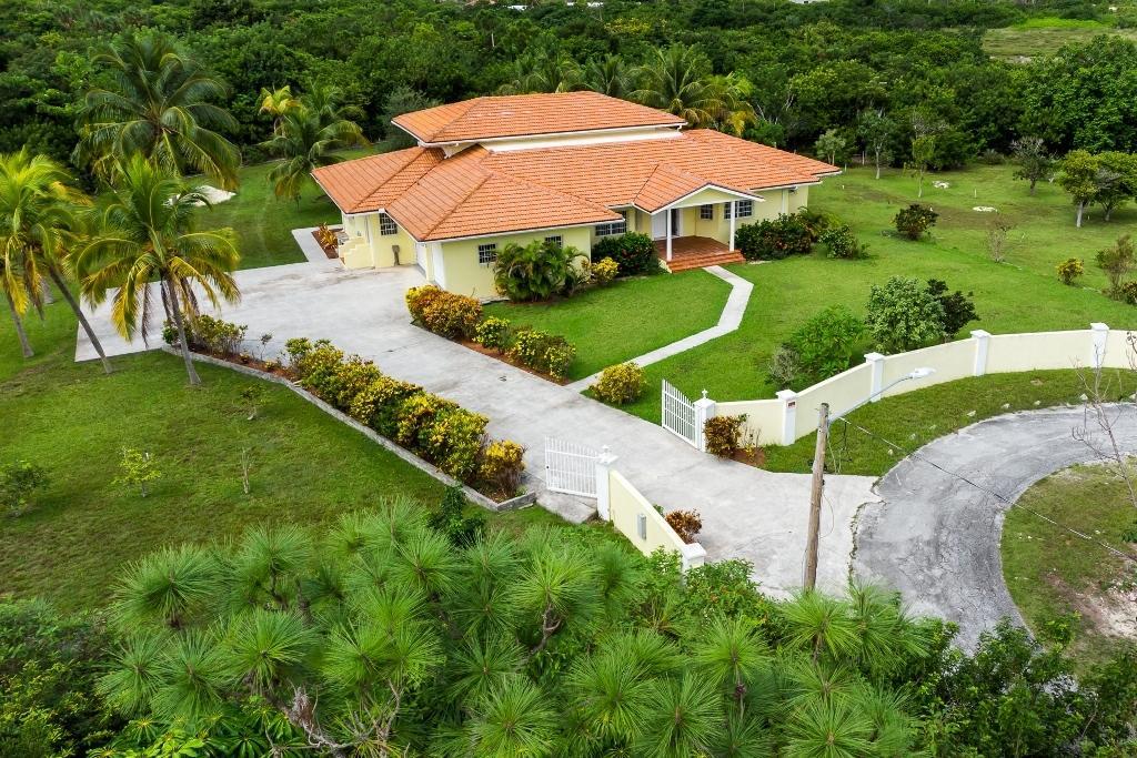 4 bedroom Residence for sale on CHARLES CHILLINGSWORTH CT in Grand Bahama, The Bahamas — photo 2