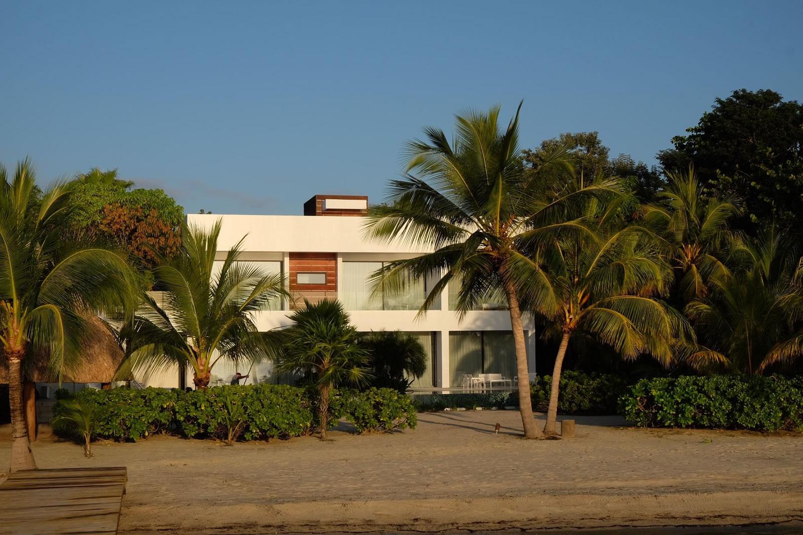 5 Bedroom Ultra-Luxury Beachfront Villa for Sale, Placencia, Belize — photo 2