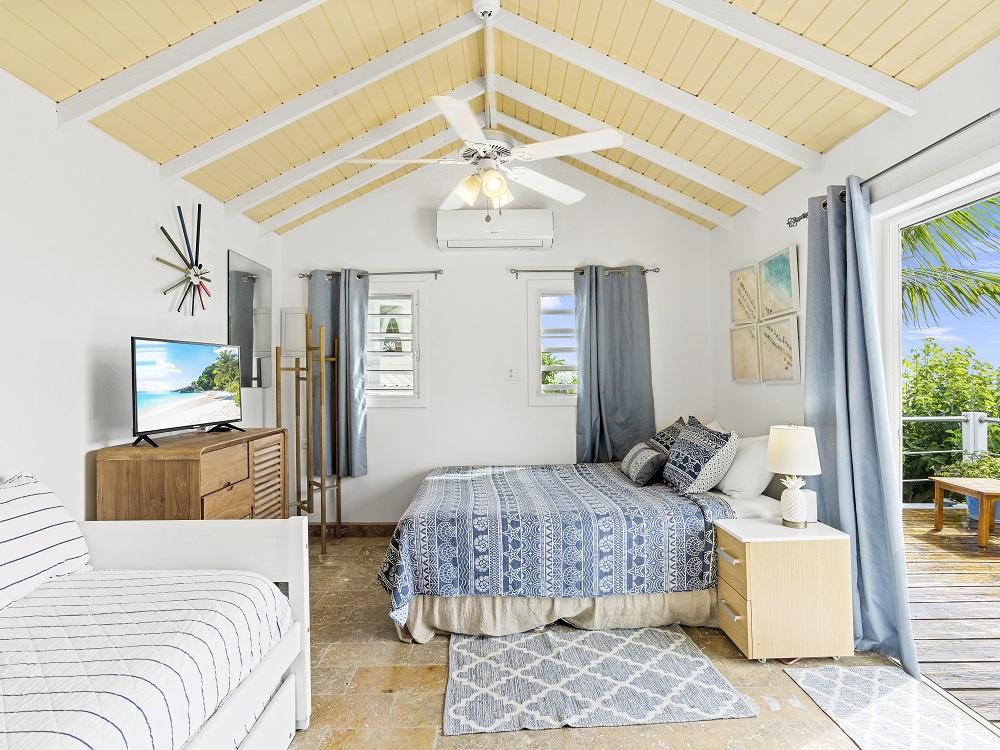 Modern Luxury 8-Bedroom Oceanview Villa with Additional Apartments in Pelican Key — photo 3