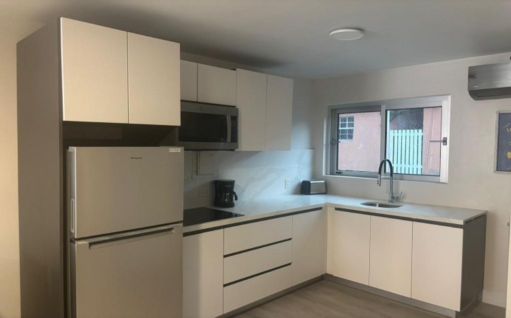 1 bedroom Apartment for sale — WEST BAY STREET — photo 1