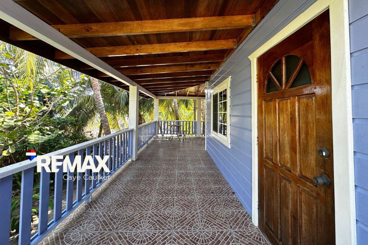 STUNNING HOME WITH POOL IN CAYE CAULKER — photo 2