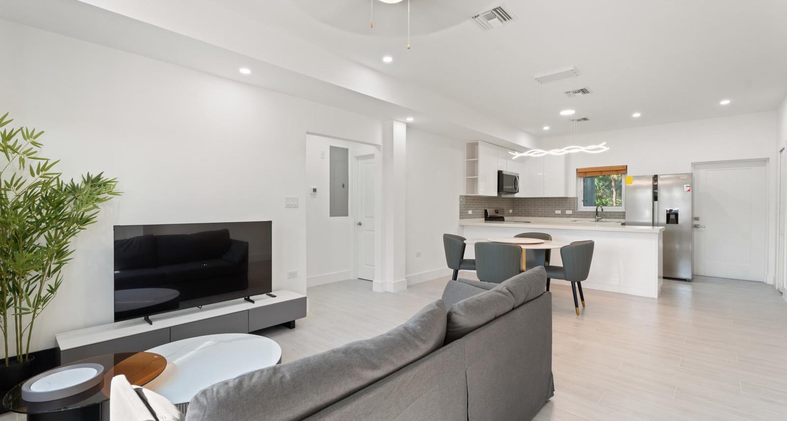 8 Bedroom Duplex House in South Sound, Cayman Islands — photo 2