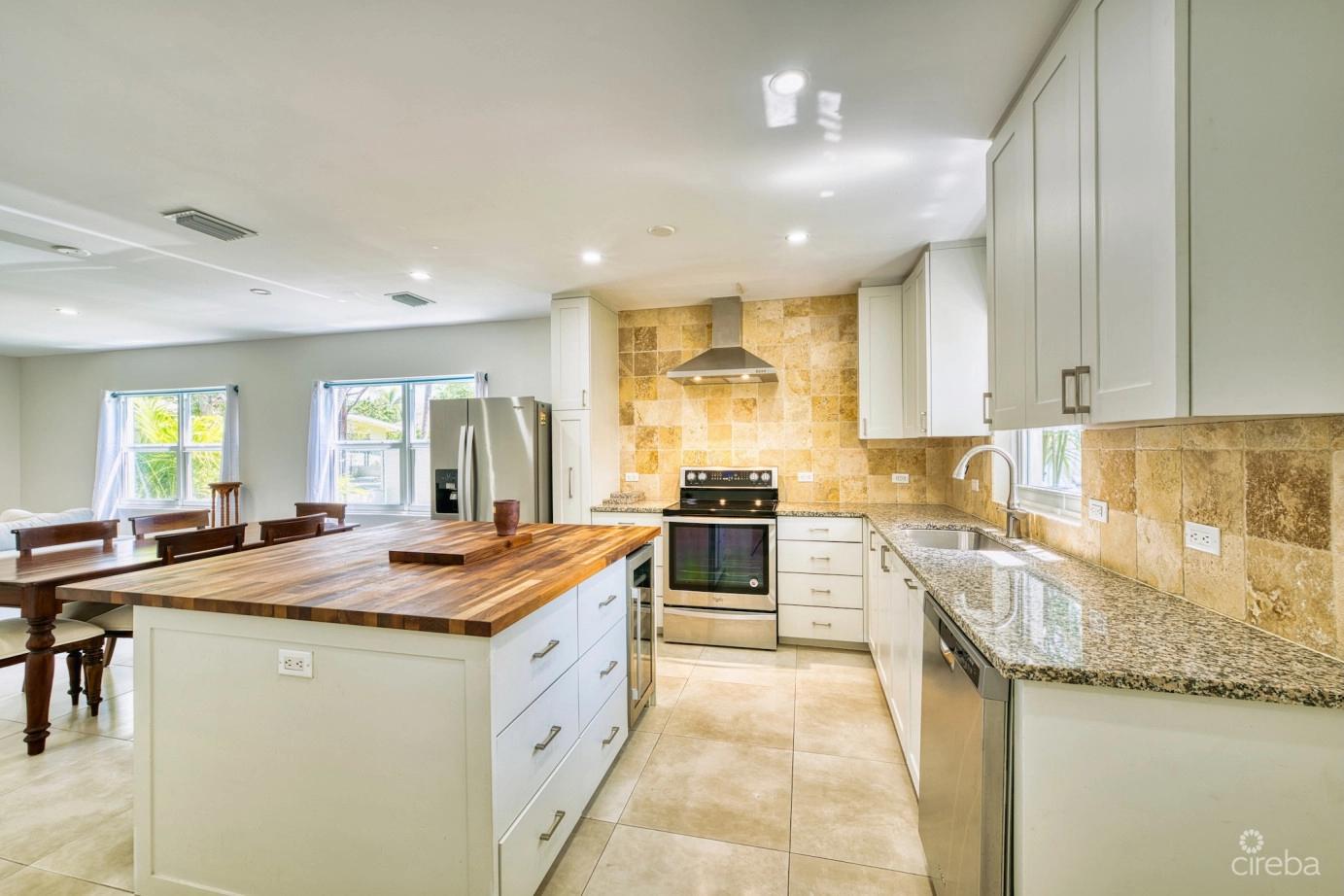 Renovated 2 Bed End Unit With Enclosed Yard - Glen Eden — photo 4