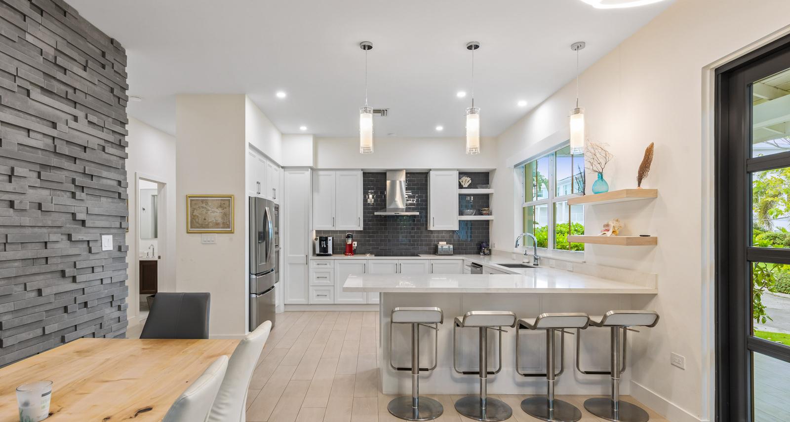 Beautifully Appointed Condo with Garage & Boat Dock — photo 2