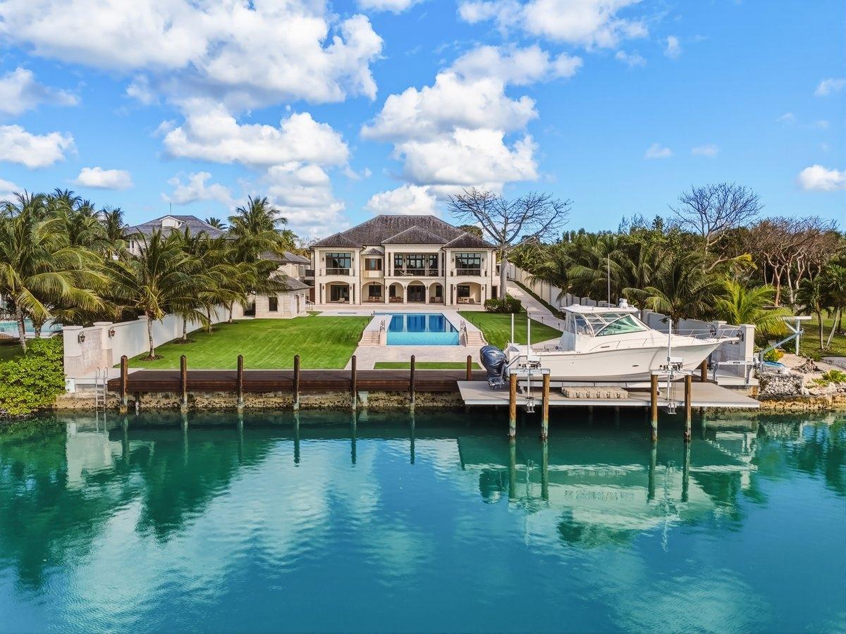 9 Bedroom Residence for Sale - 3 Old Fort Drive, Nassau — photo 1