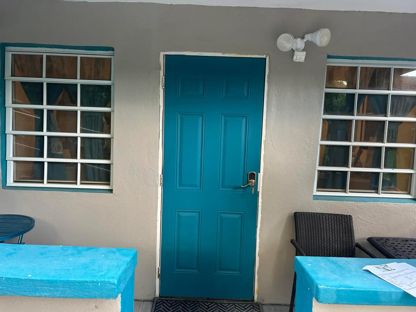 1 Bed 1 Bath Apartment in West End — photo 2
