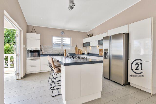 6 bedroom commercial for sale — Oost Jan Thiel Villa With Pool + 3 Turn-Key Apartments in Willemstad East, Curaçao — photo 4