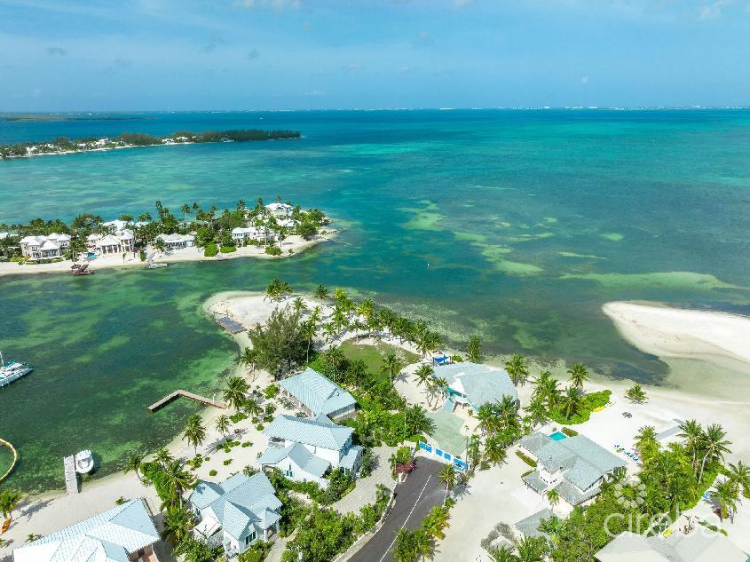 Two Rainbows Residential Villa for Sale in Rum Point / Cayman Kai — photo 2
