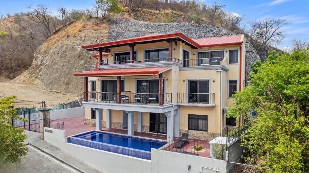 5 Unit Apartment Building for Sale, Altos de Flamingo, Playa Flamingo, Guanacaste, Costa Rica — photo 1