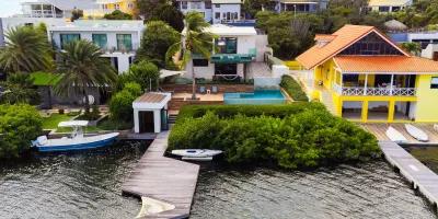 4 Bedroom Waterfront Villa in Brakkeput Abou — photo 1