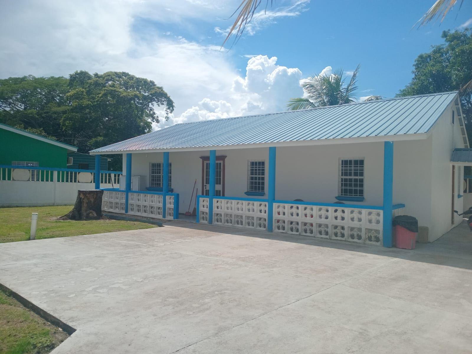 #2564- A 2-bedroom house on a large lot with highway frontage — photo 4