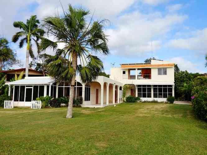 Waterfront Home Plus Private Guesthouse in Consejo Shores — photo 1