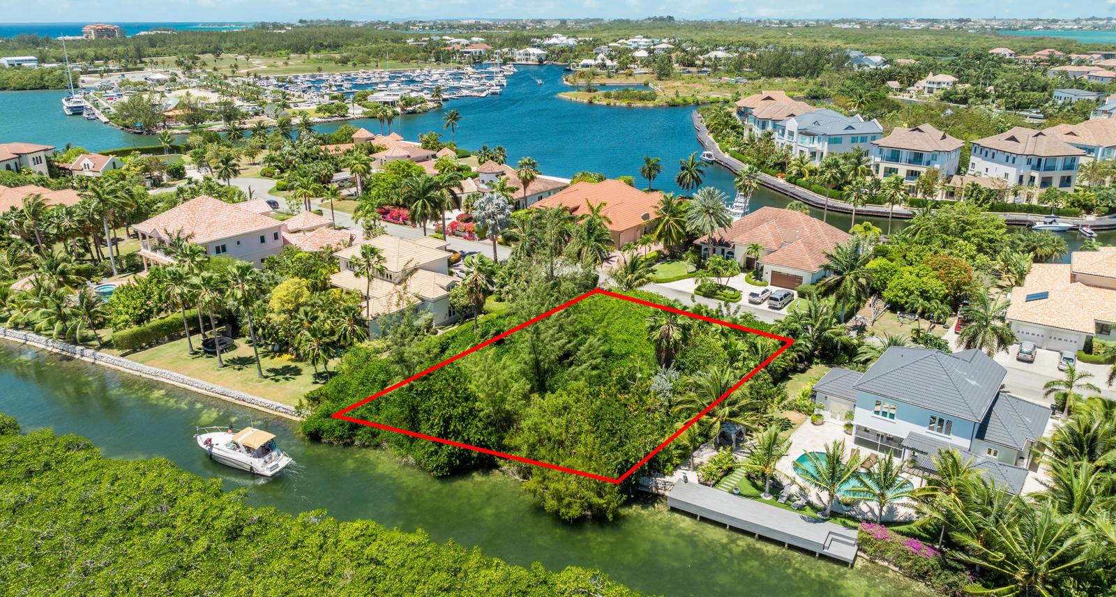 Freehold - Canal Front House Lot in Lighthouse Point, West Bay — photo 3