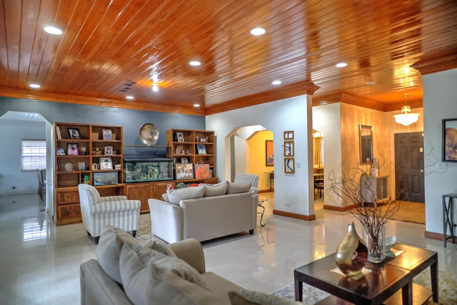 6 bedroom Residence for sale — #53 LAKE CUNNINGHAM in Nassau / New Providence, The Bahamas — photo 5