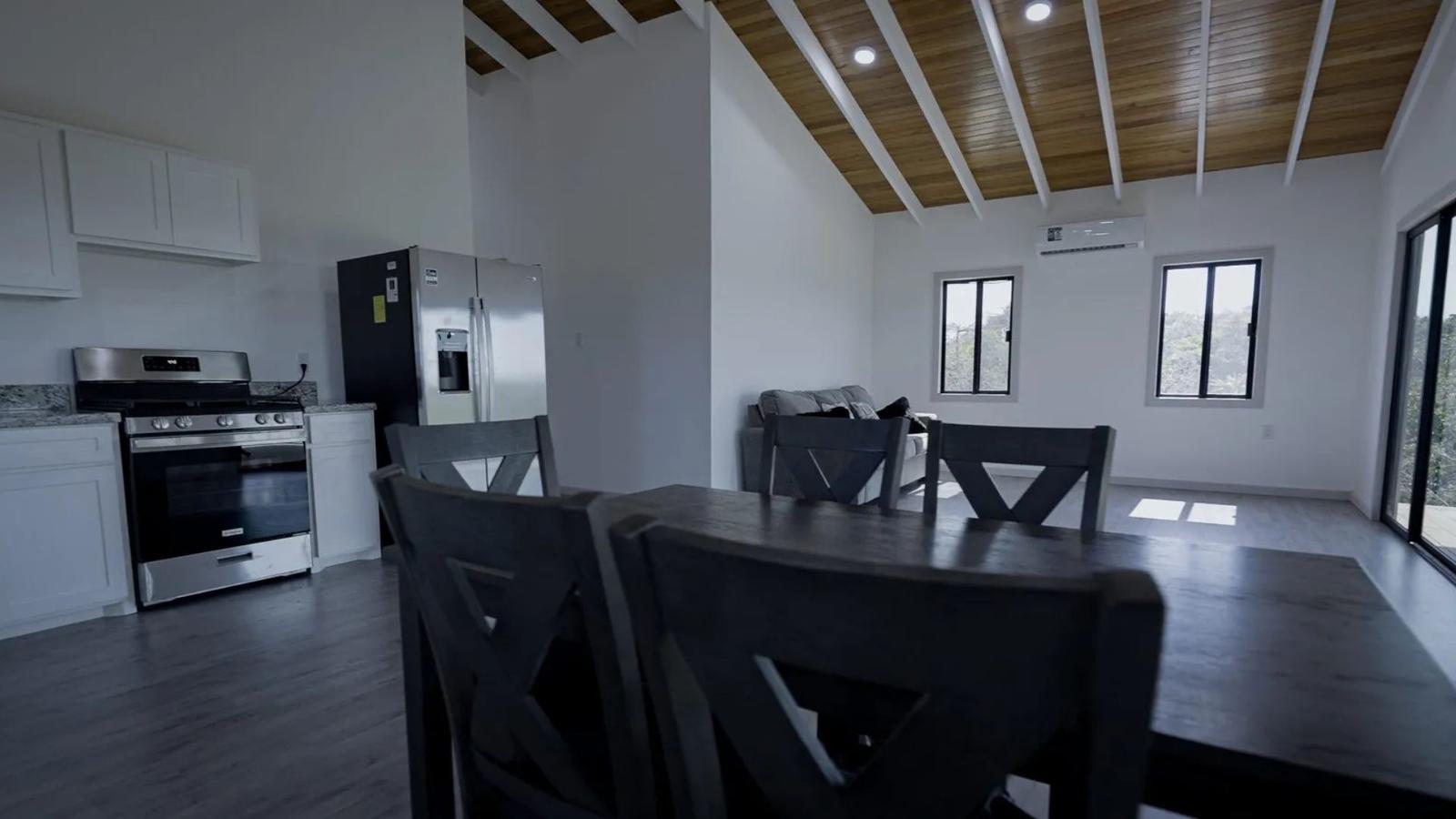 Three Bedroom Home in West Caye near Secret Beach — photo 1