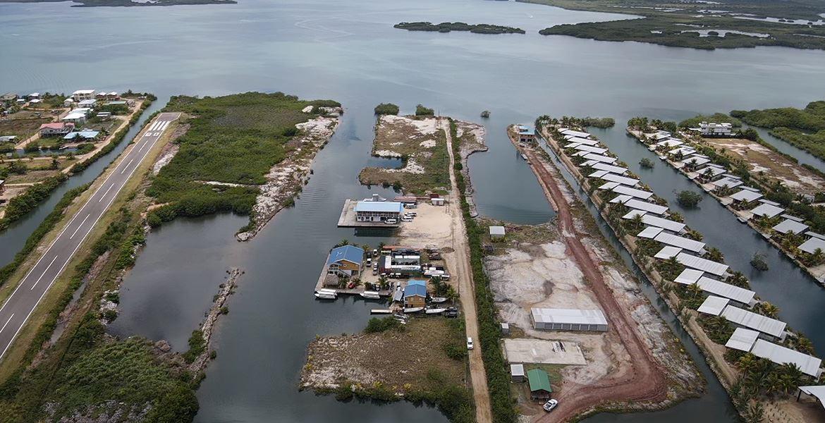 Boater’s Paradise: Prime 0.50 Acre Waterfront Lot in Placencia Harbor — photo 2