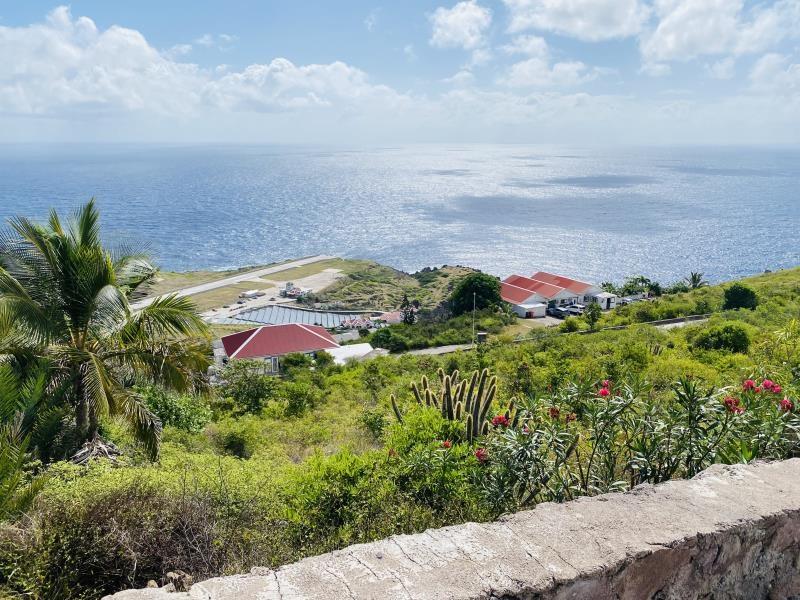 Treasured Horseshoe Property - Exceptional Open Views of the Ocean, Runway & Nearby Islands — photo 2