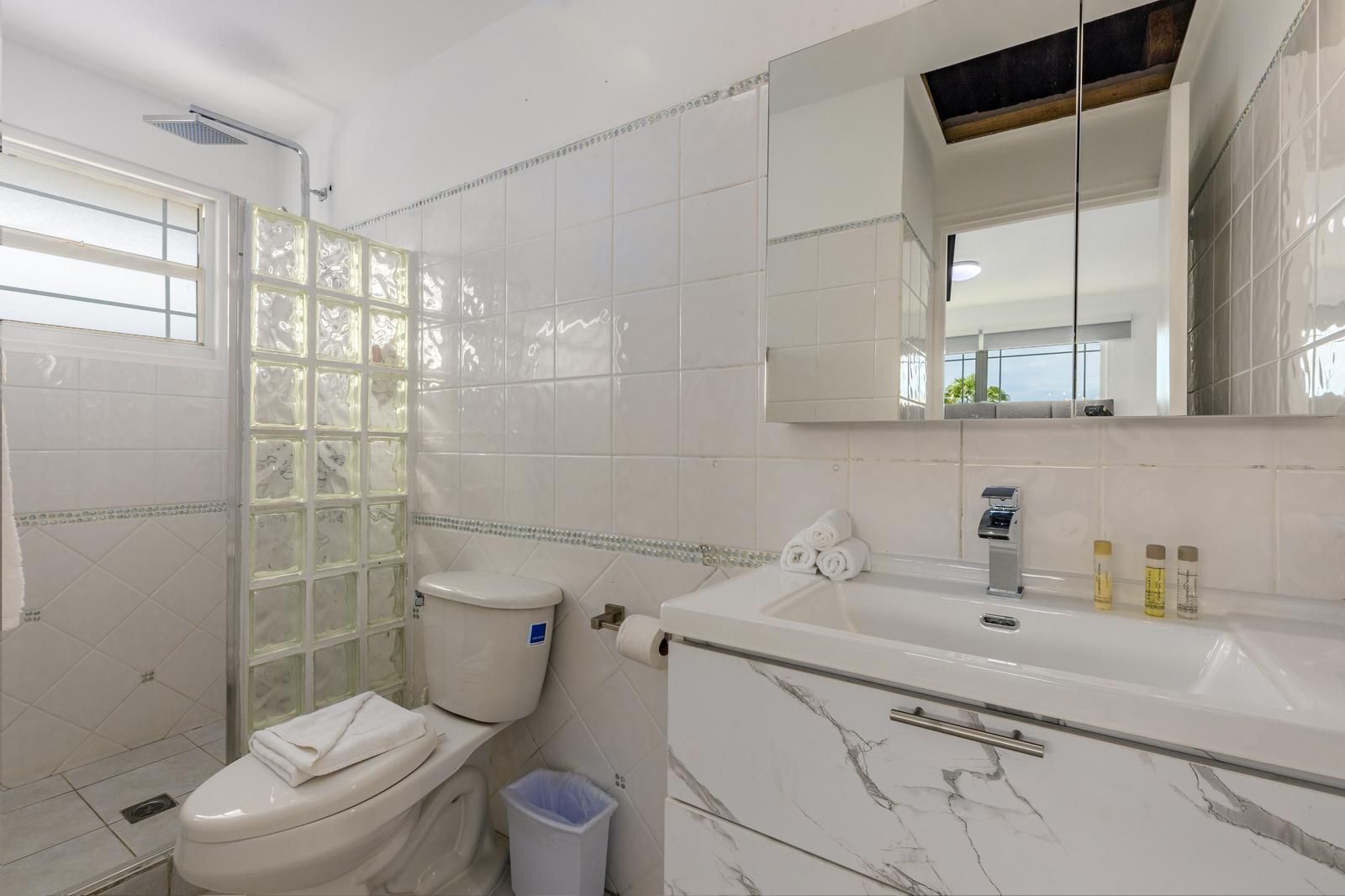 Modern 4-Bedroom Income-producing property with Private Pool & Bird Sanctuary Views — photo 4