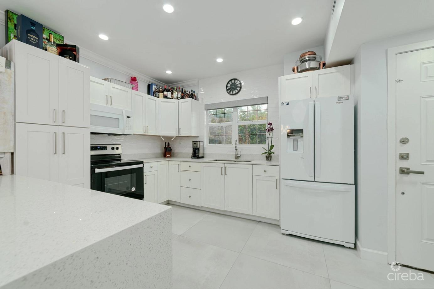 Ocean Club 2 bed/2.5 bath Condo in the Cayman Islands — photo 1