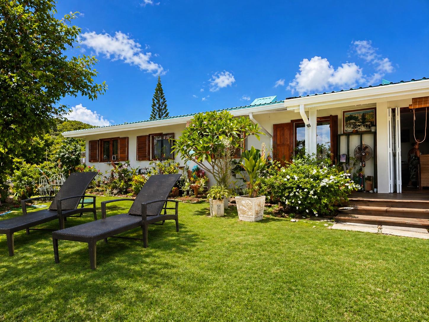 The View: Elegant Hillside Estate with Panoramic Sea Views in Cap Estate — photo 4
