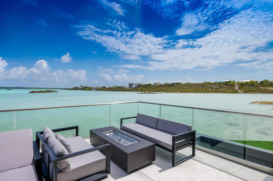 Waterfront Onyx Twin Villas in Grace Bay — photo 3